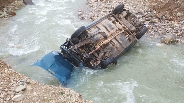 Amasya'da dereye devrilen otomobildeki 2 kişi yaralandı