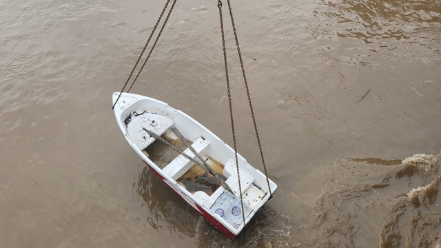 Yeşilırmak'ın sularına kapılan kayık köprüye takıldı