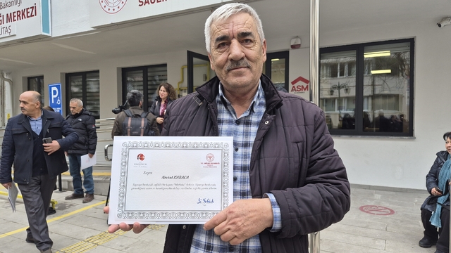 Yaklaşık 40 yıldır içtiği sigarayı 1 haftada bıraktı
Vali Yılmaz, sigarayı bırakan vatandaşlara plaket verdi