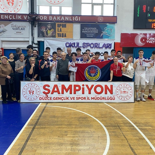 Düzce'de voleybol rüzgarı
Turnuvada finalistleri belli oldu