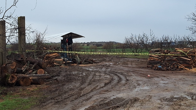 Kırklareli'nde odun keserken hızarın üzerine düşen işçi ağır yaralandı