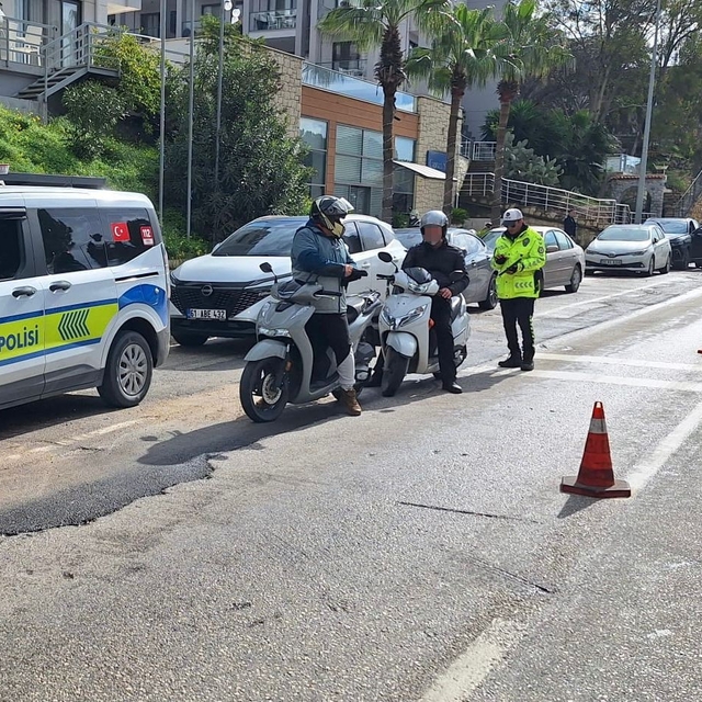 Çeşme'de motosiklet denetimleri: 700 sürücüye 3,5 milyon TL ceza