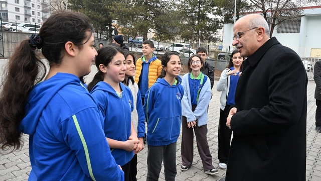 Başkan Er, İnönü Ortaokulu'na konuk oldu
