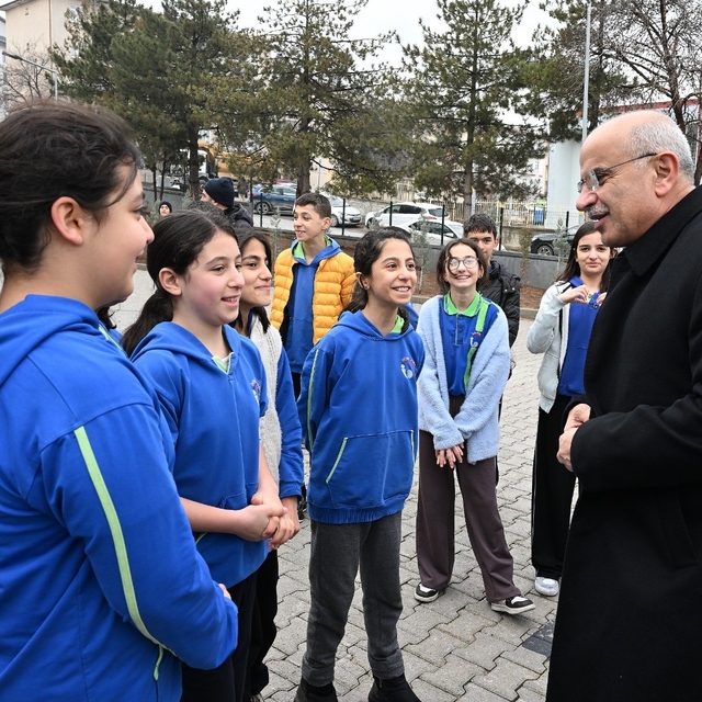 Başkan Er, İnönü Ortaokulu'na konuk oldu