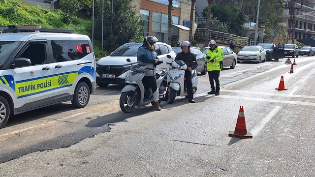 Çeşme'de motosiklet denetimleri: 700 sürücüye 3,5 milyon TL ceza