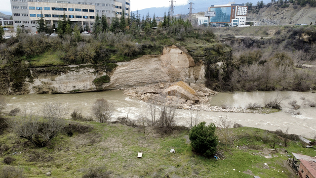 Karabük'te yamaçtan kopan kaya parçaları çaya düştü