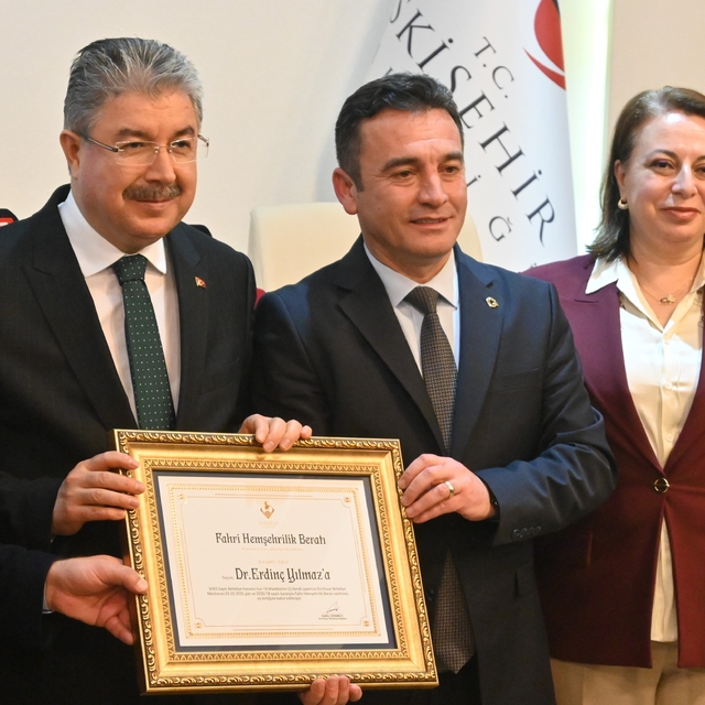 Vali Dr. Erdinç Yılmaz'a 'Sivrihisar Fahri Hemşehrilik Beratı' takdim edild...