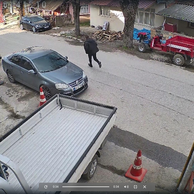 Emekli polisin, eşini ve emlakçıyı öldürdükten sonra kaçtığı anların görünt...