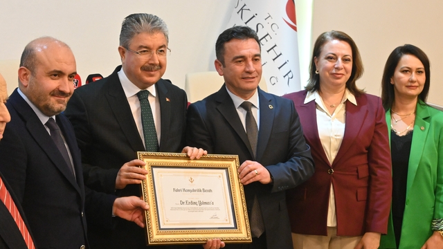 Vali Dr. Erdinç Yılmaz'a 'Sivrihisar Fahri Hemşehrilik Beratı' takdim edildi