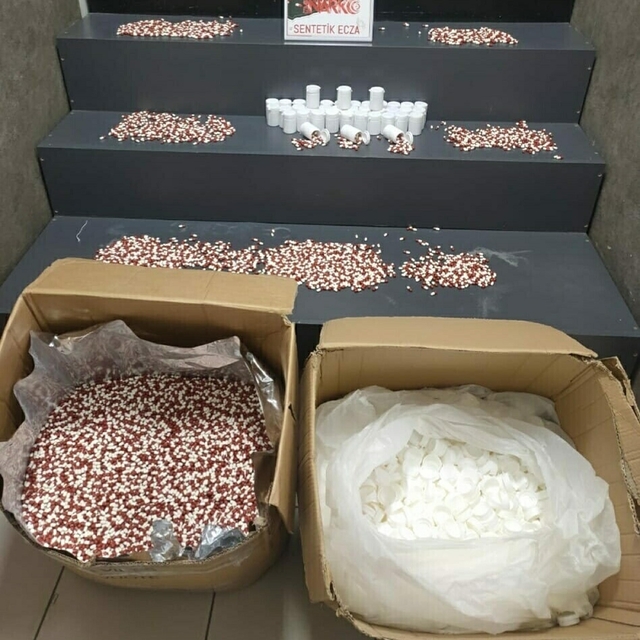 İzmir'de 104 bin 40 adet uyuşturucu sentetik ecza ele geçirildi