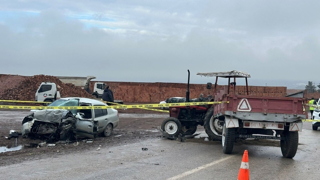 Çorum'da traktör otomobille çarpıştı: 1 ölü, 2 yaralı