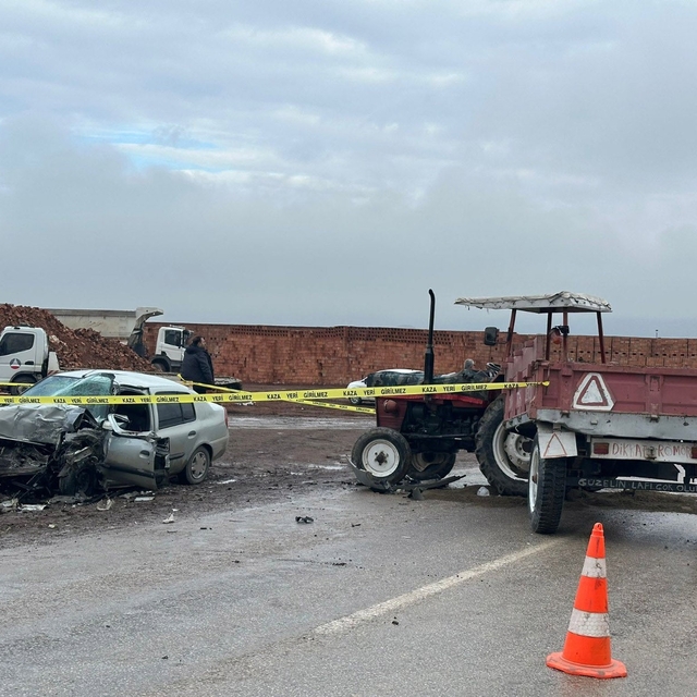 Çorum'da traktör otomobille çarpıştı: 1 ölü, 2 yaralı