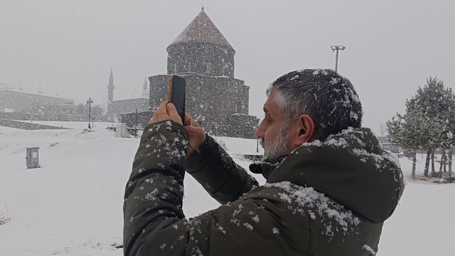 Meteoroloji uyarmıştı: Kars'ta yoğun kar yağışı başladı