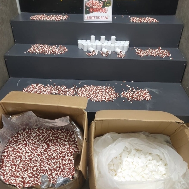 İzmir'de bir evde 104 bin 40 sentetik ecza ele geçirildi