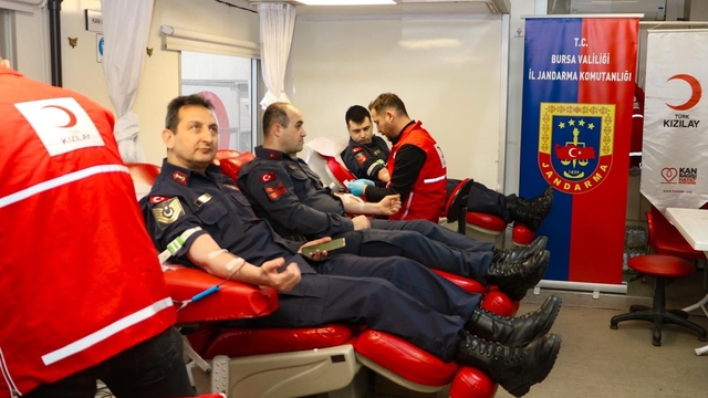 Bursa Jandarması'ndan Kızılay'a anlamlı katkı