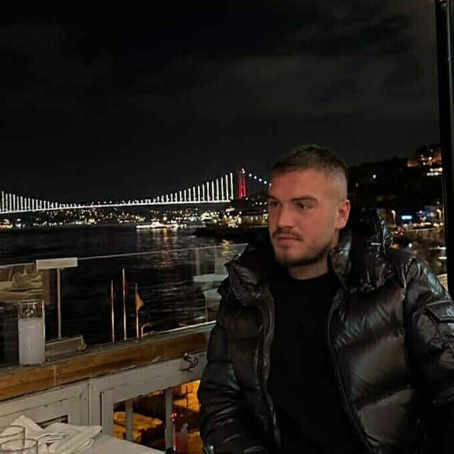 İzmir'de direğe çarpan motosikletin sürücüsü öldü