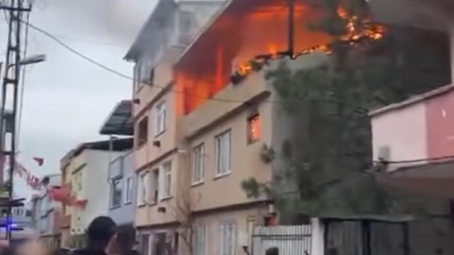 Bursa'da 3 katlı binanın çatı katında çıkan yangın söndürüldü