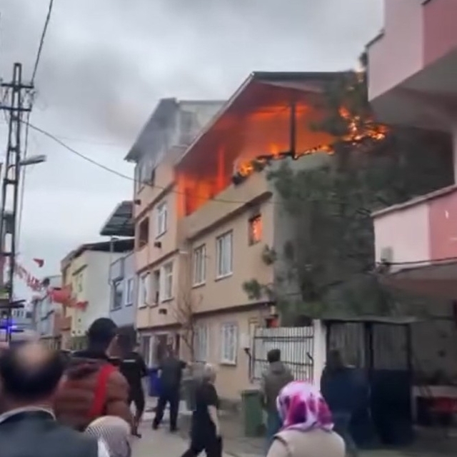 Bursa'da 3 katlı binanın çatı katında çıkan yangın söndürüldü