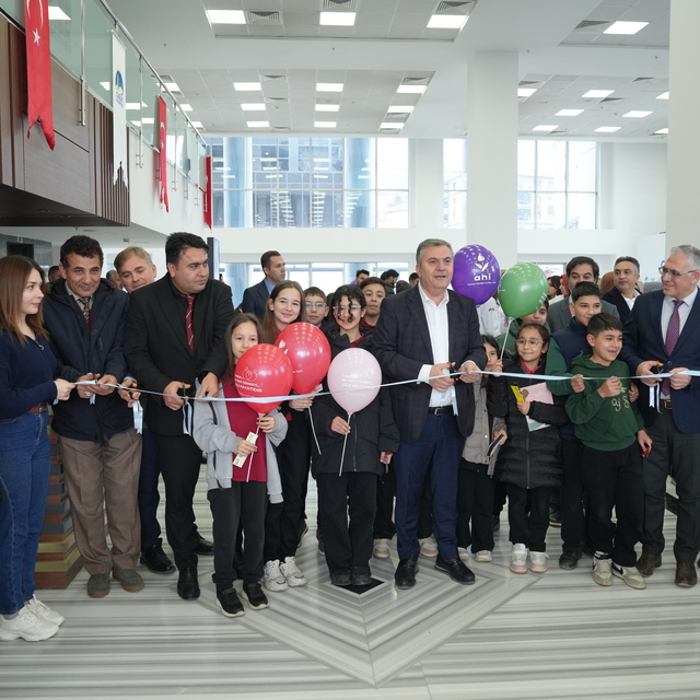 Çubuk'ta kitap fuarı açıldı