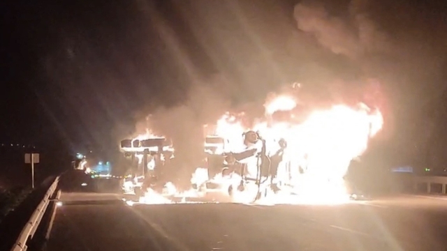 Osmaniye'de seyir halindeki tır alev alev yandı