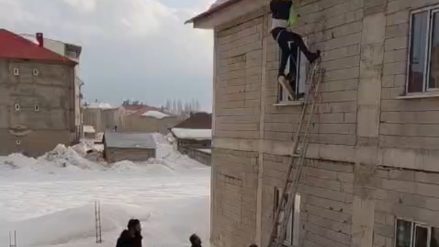 Yüksekova'da yürekleri ağza getiren kaza: Çatıda asılı kalan vatandaş kurtarıldı