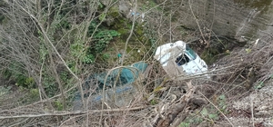 Alaplı'da kamyon şarampole uçtu