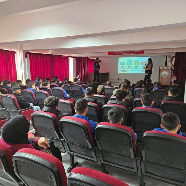 Tomarza'da lise öğrencilerine siber güvenlik semineri verildi