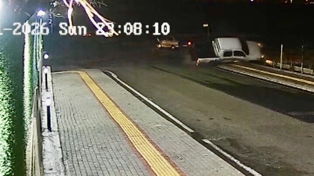 Otomobil ile kamyonetin çarpıştığı kaza kamerada: 2 yaralı