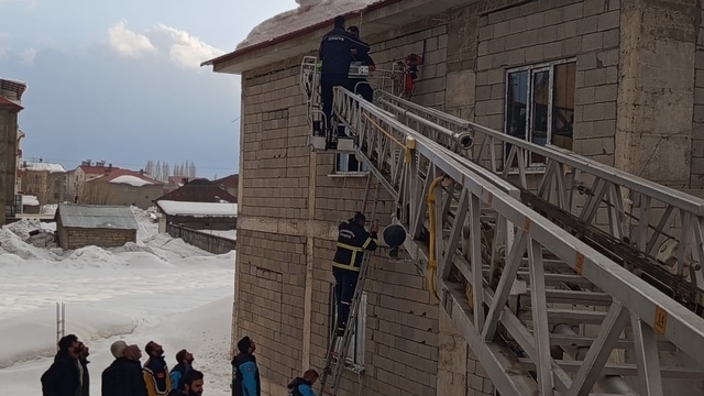 Kar temizlerken ayağının kayması sonucu çatıda asılı kalan kişiyi ekipler kurtardı