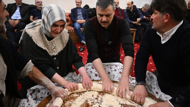 Erzurum Valisi Çiftçi kentin kış geleneği tel helvası yapımına katıldı