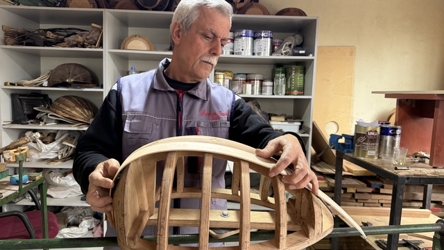 Burhan ustanın kişiye özel udları dünyaya açılıyor
Tesadüfen başladığı meslekte 42 yılı devirdi