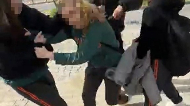 Çanakkale'de 14 yaşındaki kızın yaşıtı tarafından darbedildiği iddiası
Akran zorbalığı cep telefonu kamerasına yansıdı