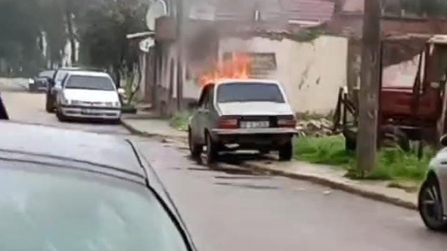 Bursa'da park halindeki otomobil alevlere teslim oldu