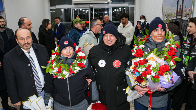 Avusturya'da madalya kazanan otizmli ikiz kayakçılar, Erzurum'da çiçeklerle karşılandı