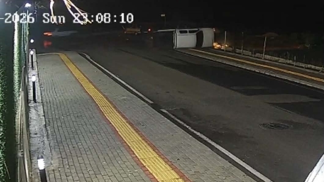 Osmaniye'de otomobille çarpışan kamyonet yan yattı: 2 yaralı