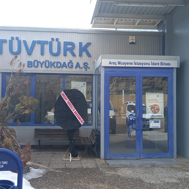 TÜVTÜRK'e siyah çelenk bırakıldı