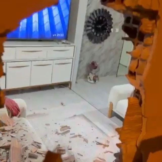 Evinde otururken, kamyonetin çarptığı duvarın altında kalarak yaralandı