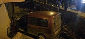 Otomobille çarpışan hafif ticari araç apartman boşluğuna savruldu: 2 yaralı