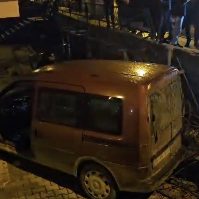 Otomobille çarpışan hafif ticari araç apartman boşluğuna savruldu: 2 yaralı