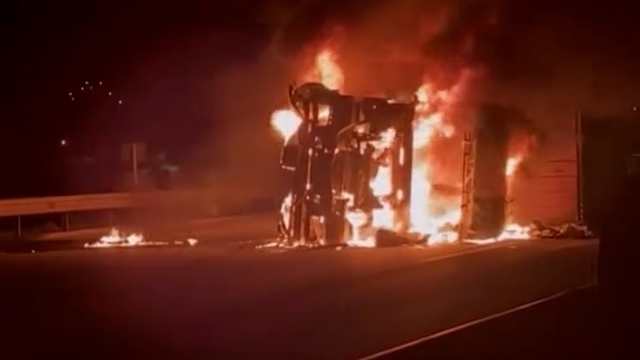 Osmaniye’de devrilen TIR, alev alev yandı