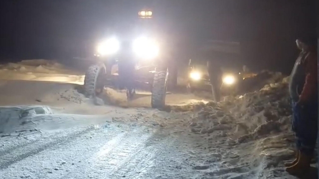 Tipi nedeniyle yolda mahsur kalan 30 kişi kurtarıldı; okullara 1 gün ara verildi