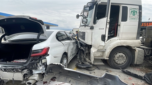 Sakarya'da çarpışan tır ile otomobil akaryakıt istasyonu alanına savruldu