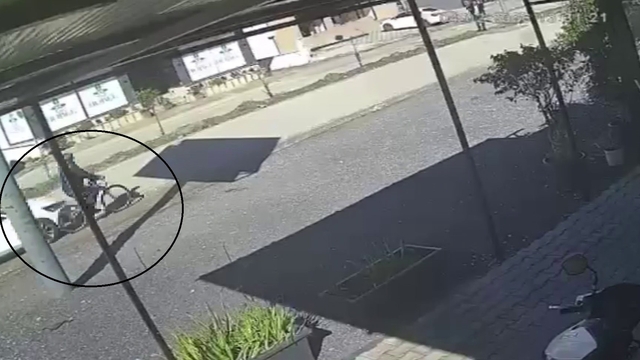 Otomobilin çarptığı bisikletli adam öldü, o anlar kamerada