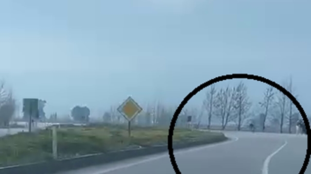 Akrobatik hareketler yapan motosiklet sürücüsü tarlaya uçtu