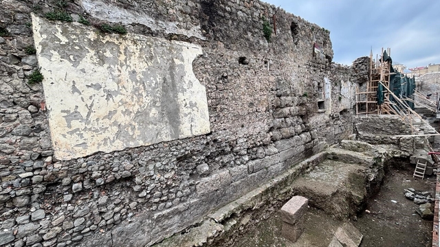 Trabzon'da zeminin 8 metre altından 'dere limanı' çıktı
Dünyada üç örneği bulunan dere limanlarından biri Trabzon'da
Roma'dan Cumhuriyet dönemine kadar dört uygarlığın izlerini taşıyan dere limanı, 8 metre derinlikte gün yüzüne çıkarıldı
2 metre kalınlığında ve 135 metre uzunluğundaki rıhtım duvarında ticaret merkezi izleri tespit edildi
Arkeolojik kazılarda bulunan kandil ve seramikler, Trabzon'un antik çağda önemli bir ticaret merkezi olduğunu ortaya koydu