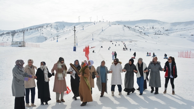 Kursiyer kadınlar kızakla kayıp halay çekmenin keyfini çıkardı