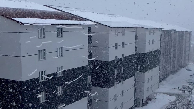 Bitlis'te çatıdan caddeye düşen kar kütleleri görsel şölen sundu