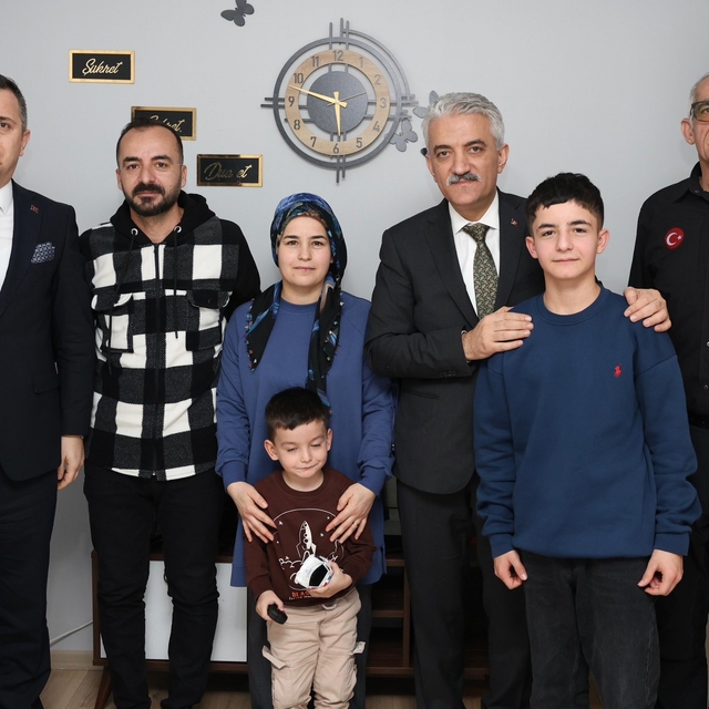 Vali Makas depremzede aile ile buluştu