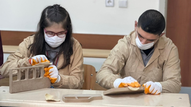 Engelleri ahşapla aşıyorlar: Siverek'te öğrencilerden sanata dokunuş