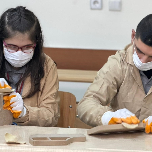 Engelleri ahşapla aşıyorlar: Siverek'te öğrencilerden sanata dokunuş